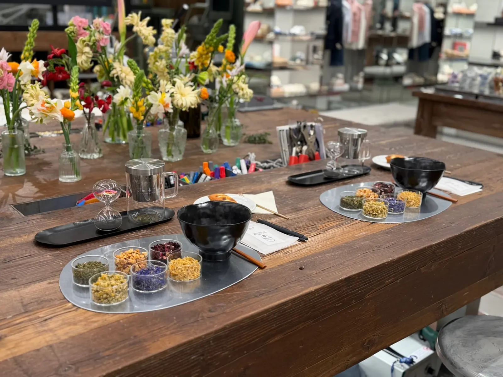 골든구스 더현대서울, 꽃병과 블렌딩 재료 6컵이 놓인 2인용 세팅