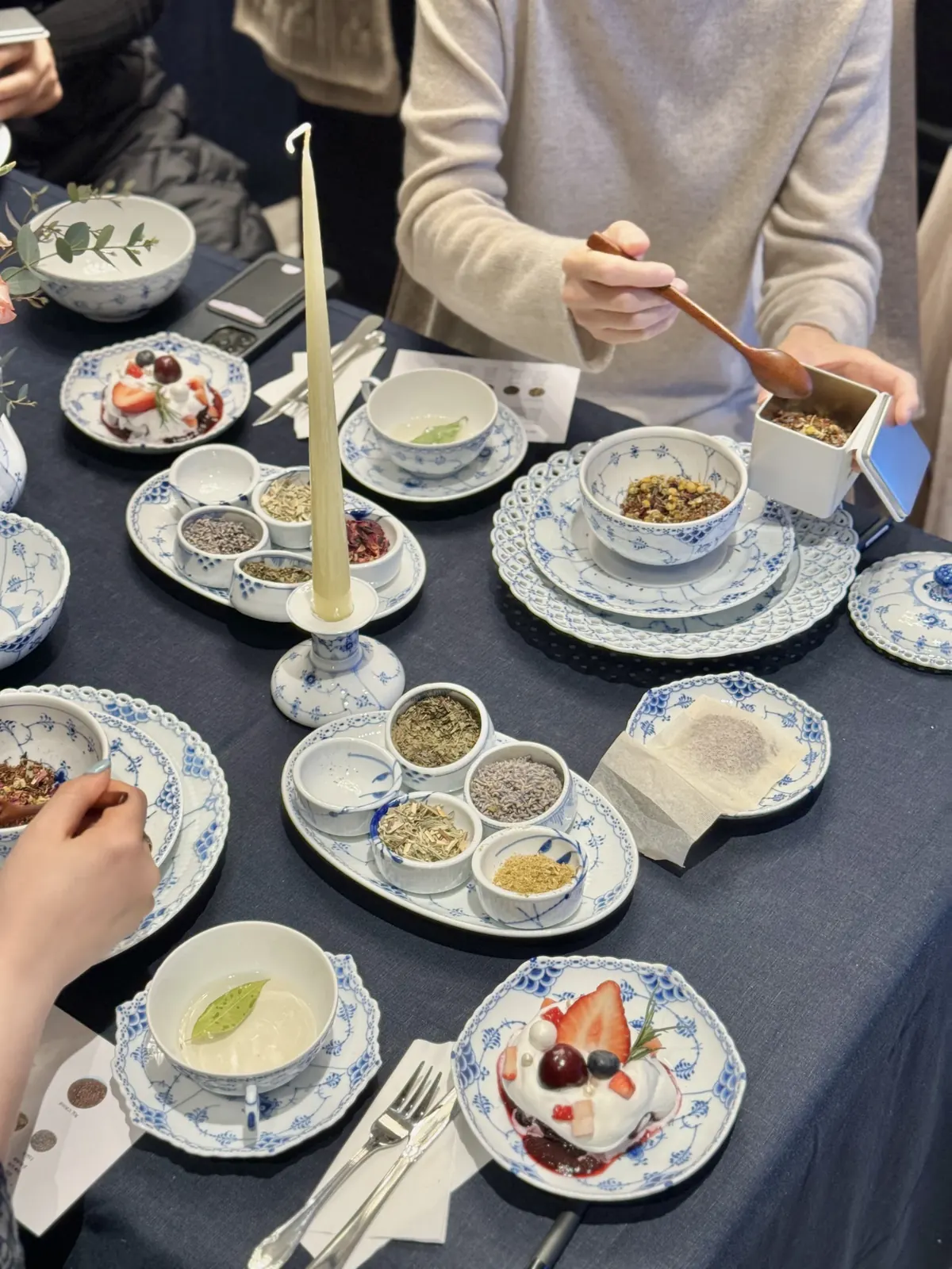 참가자 손이 스푼으로 블렌딩 재료를 담는 진행 중 장면