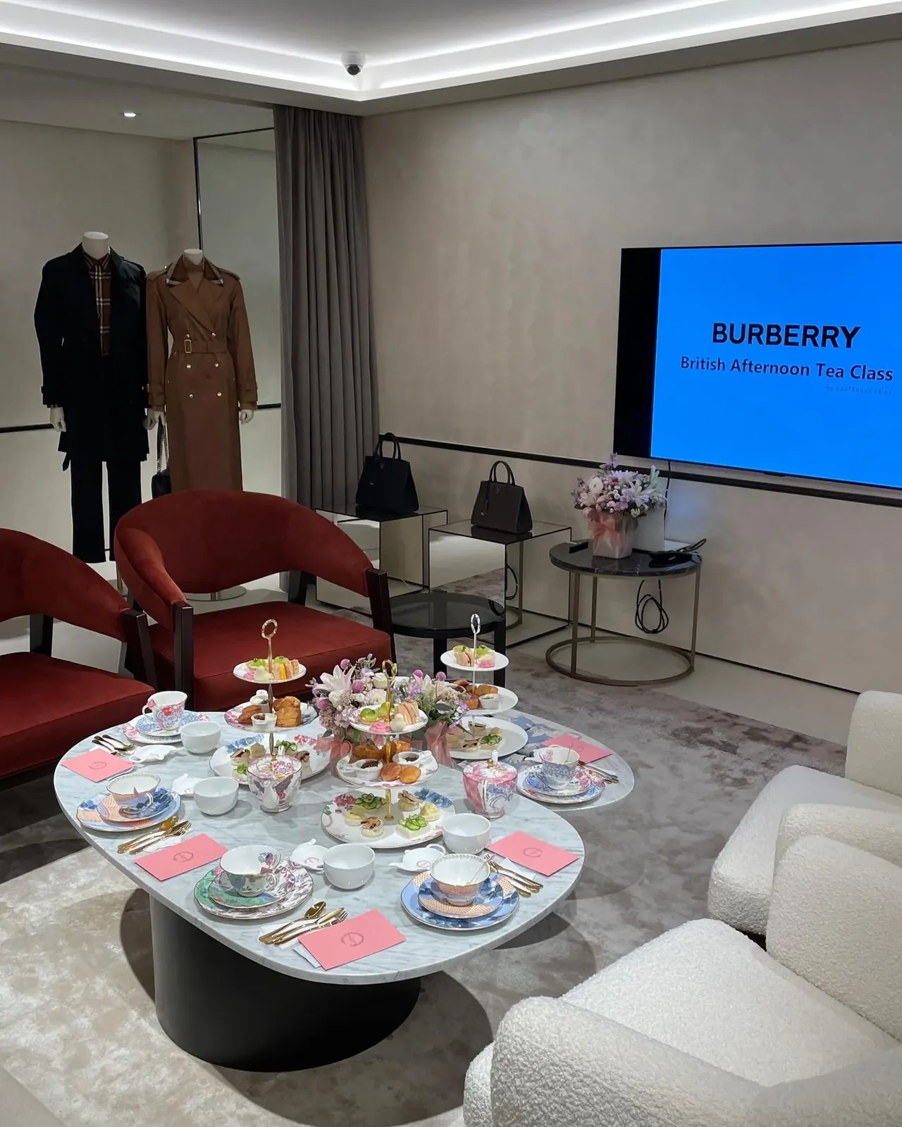 버버리 신세계타임스퀘어 쇼룸 전경, BURBERRY 화면이 보이는 와이드샷