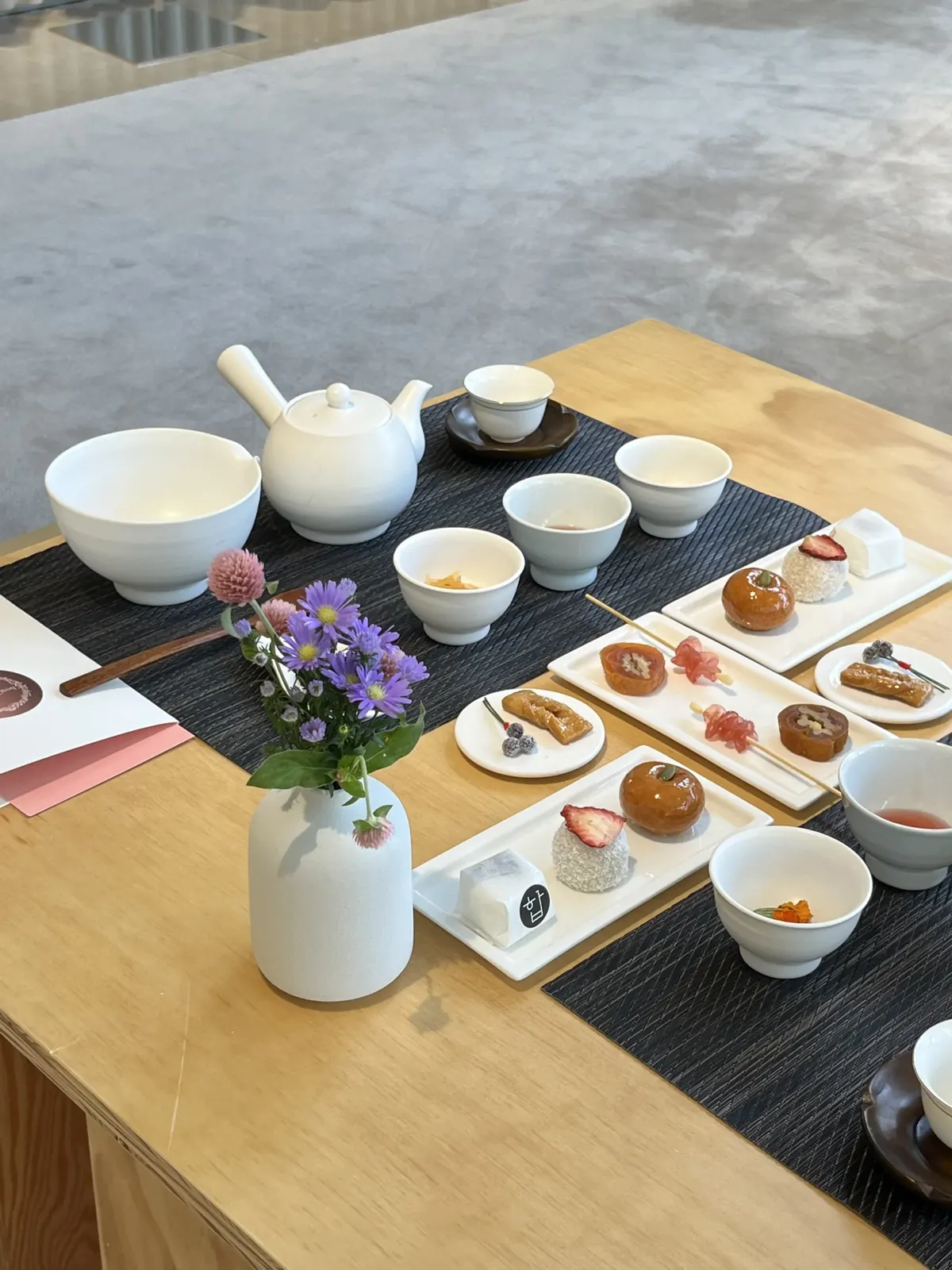 'Korean Tea Ceremony' 안내 카드가 놓인 다과상 클로즈업