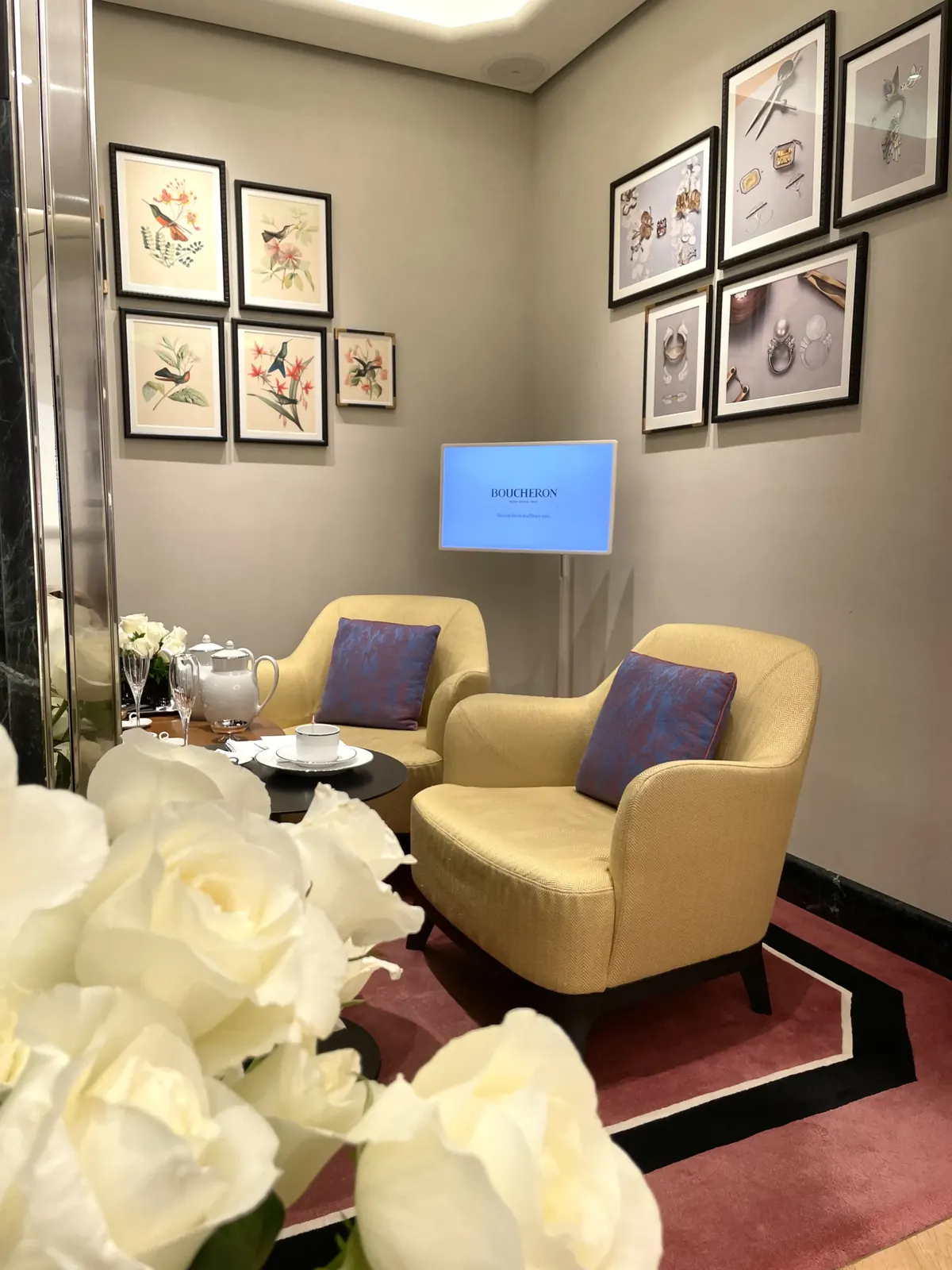 부쉐론 압구정갤러리아 벽면 BOUCHERON 로고 화면과 함께 놓인 티팟 세팅