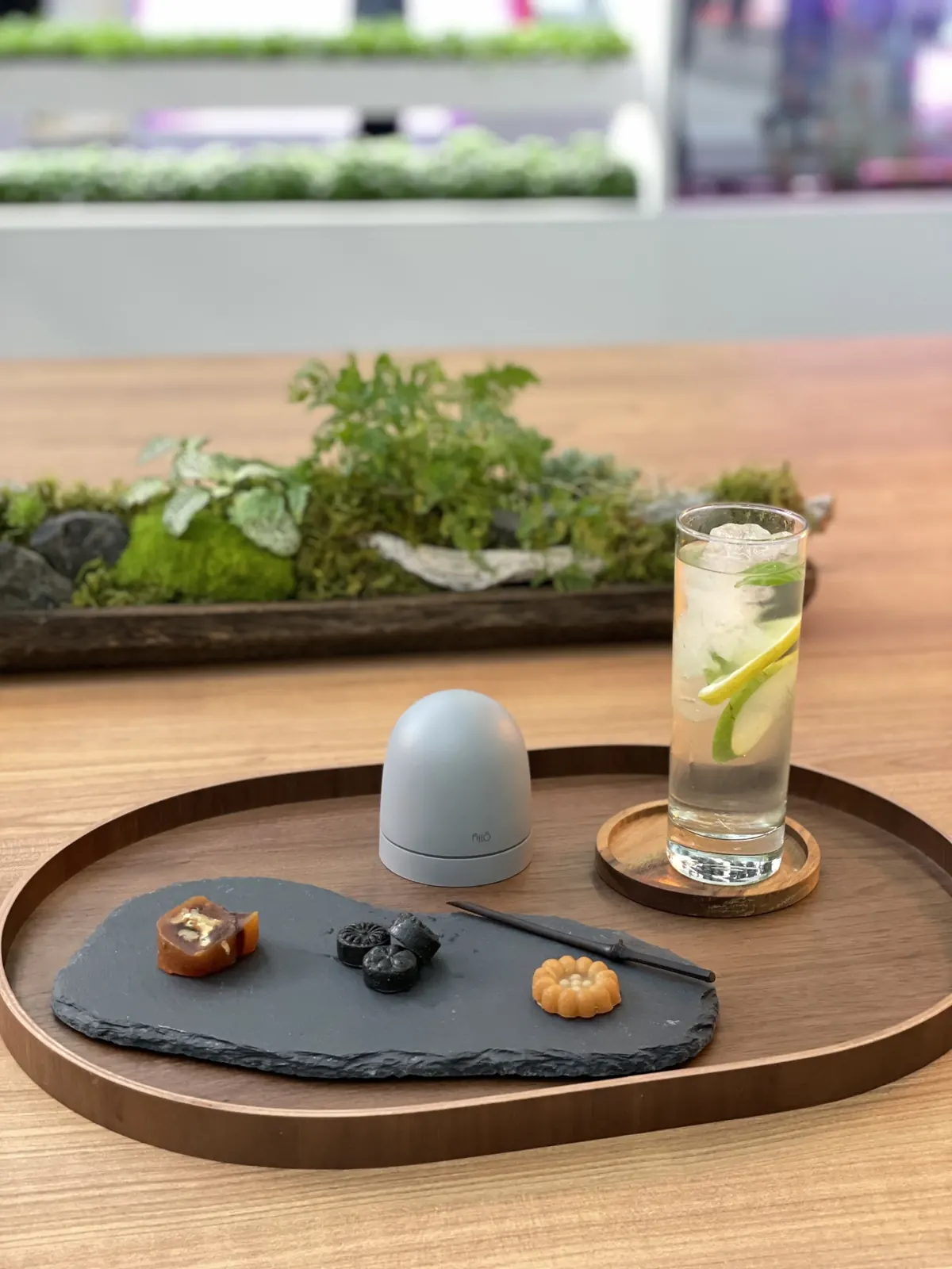 비어있는 바 카운터와 좌석, SAMSUNG LIGHTeaiNG HOUSE 사이니지가 보이는 박람회 부스 전경