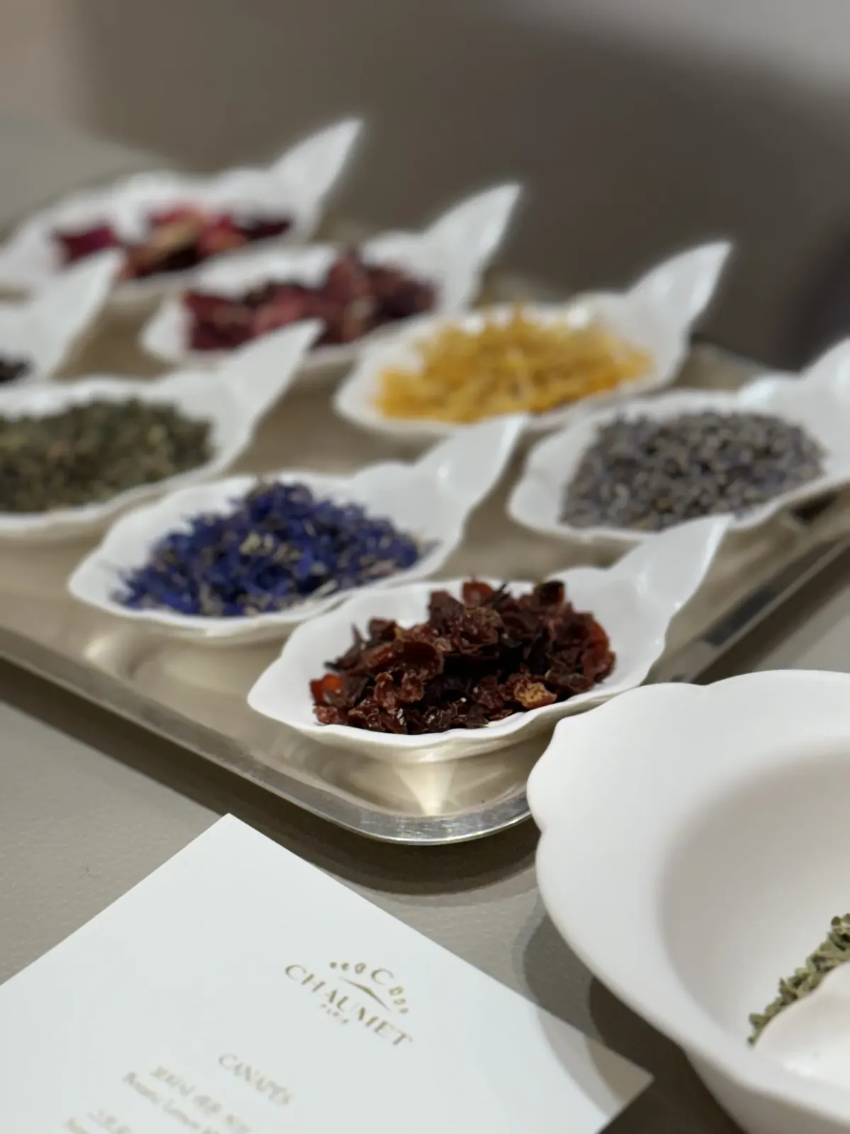 블렌딩 재료 트레이 클로즈업, 배경에 CHAUMET 메뉴카드
