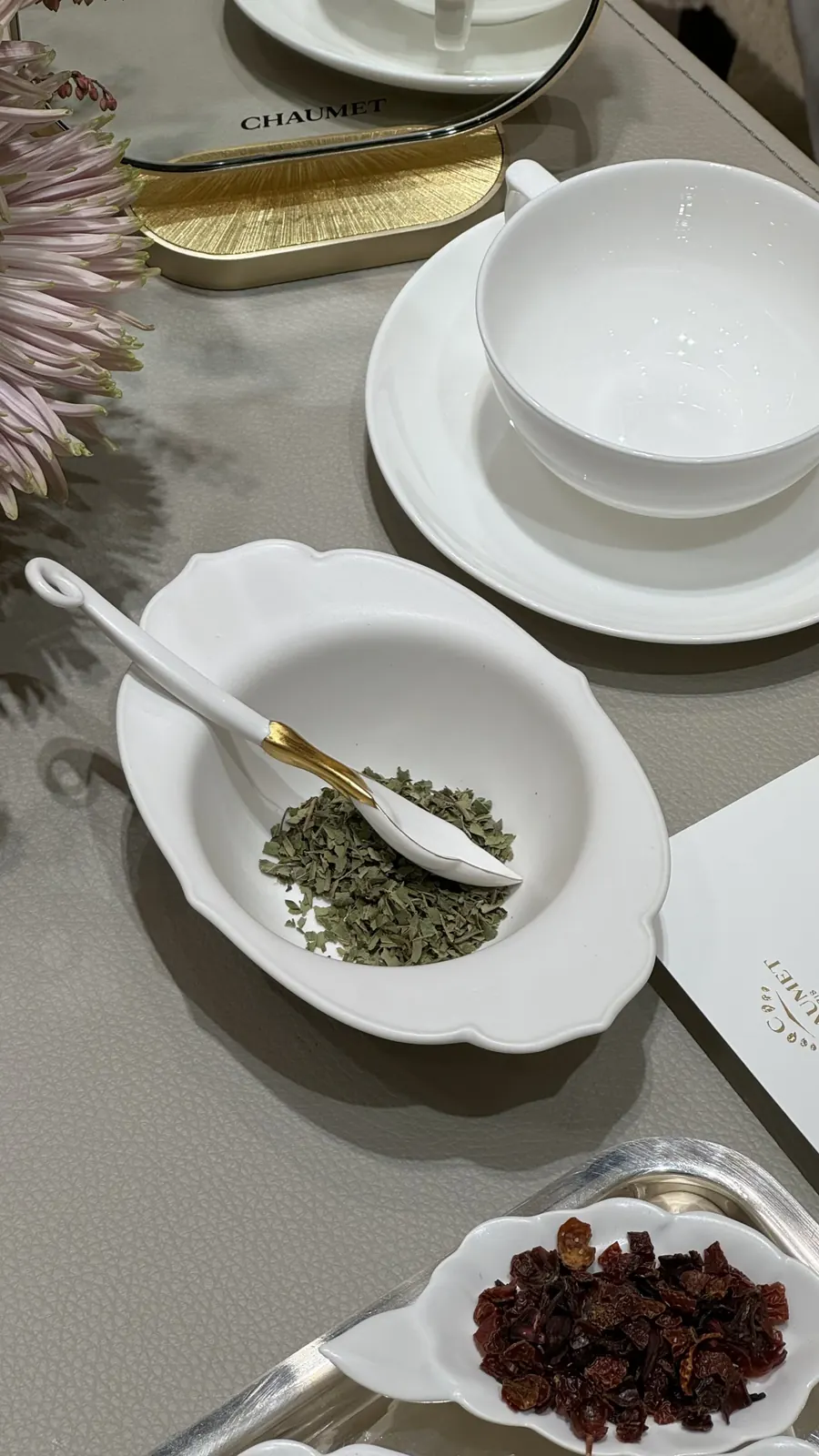 허브 재료를 스푼으로 뜬 클로즈업, CHAUMET 카드와 찻잔